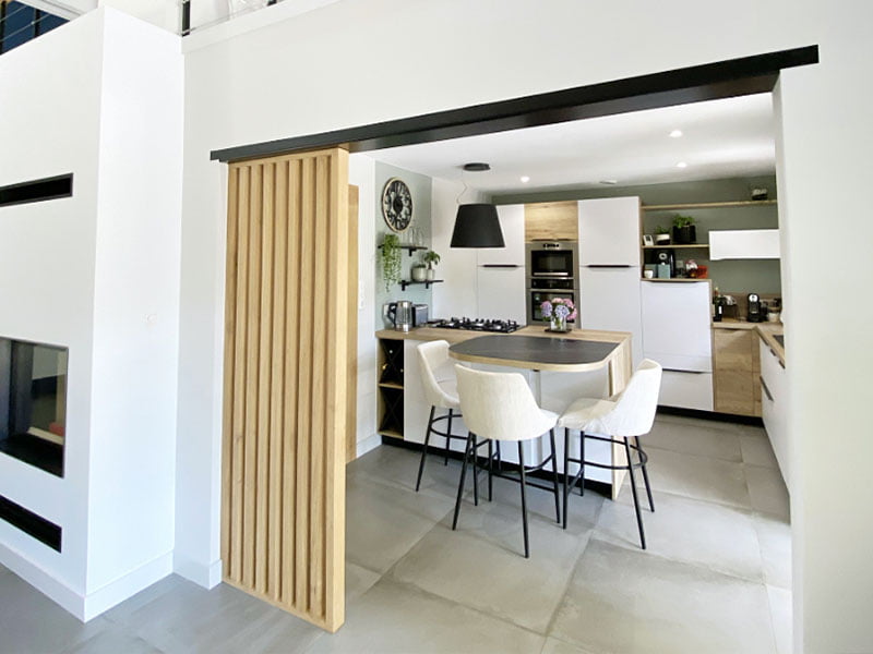 Cuisine, peinture, peintre, décoration intérieure, vert de gris, cuisiniste, agencement d'intérieur, plans 3D, décoratrice, conseils sur Saint Laurent sur Sèvre, Mortagne sur Sèvre, Montaigu, Cholet, Les Herbiers, Pouzauges, sur-mesure, claustra, cheminée