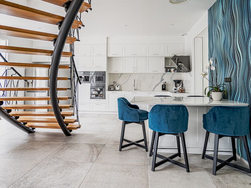 Cuisine sur mesure - menuisier - agencement - escalier