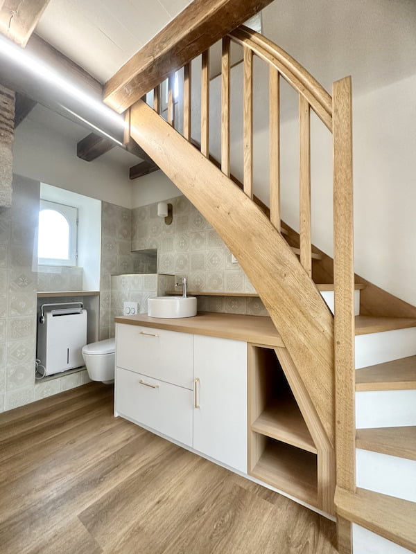 salle de bain, agencement sur mesure sous escalier, meuble vasque